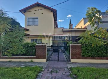 Casa de 5 ambientes, Hurlingham · Chalet 5 Amb. en 1.250 m² Sobre 3 Lotes en Venta, Apto Emprendimiento, a 30 m Av Vergara, Hurlingham