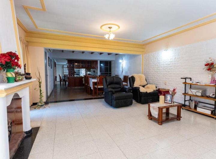 Casa · 260m² · 7 Ambientes · 1 Cochera