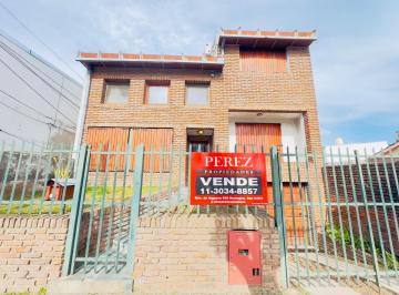 Casa · 180m² · 4 Ambientes · 3 Cocheras · Casa en Venta Tipo Chalet con Pileta en Muy Buena Ubicación