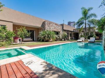 Casa · 281m² · 5 Ambientes · 2 Cocheras · Casa Venta Bernal Centro 5 Amb Piscina Jardin