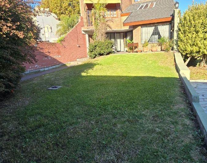 Casa · 300m² · 5 Ambientes · 2 Cocheras