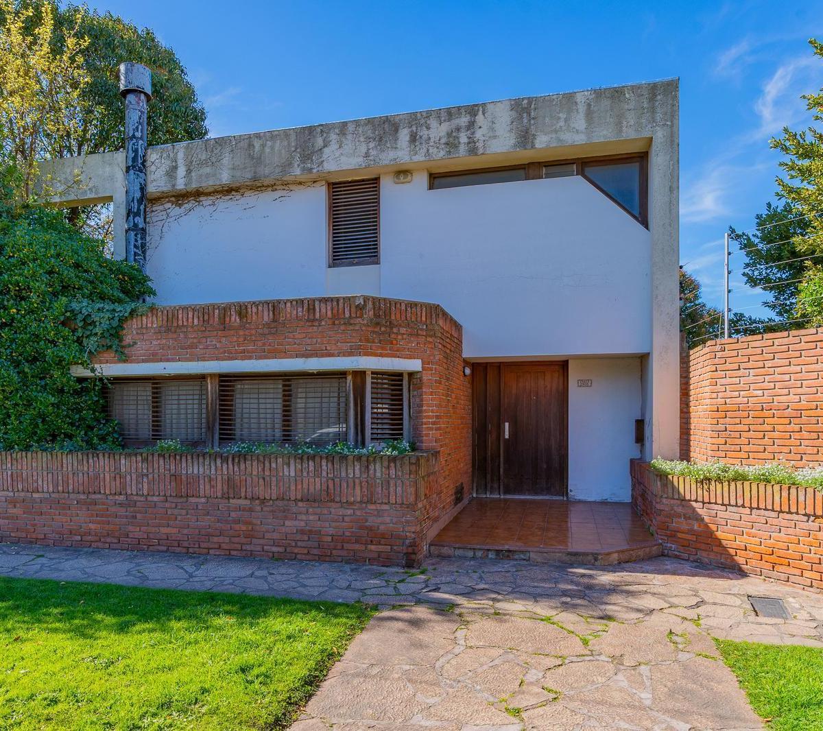 Casa en Don Bosco, 749.95m², 5 amb, 4 dorm, 3 baños, jardín y cochera