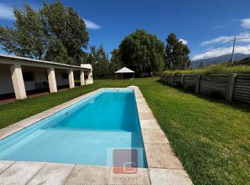 Casa · 200m² · 4 Ambientes · 3 Cocheras · Cocucci Inmobiliaria Vende Casa en Lujan de Cuyo