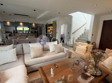 Casa · 169m² · 5 Ambientes · 2 Cocheras · Casa en Venta en Santa Elena, Pilar del Este