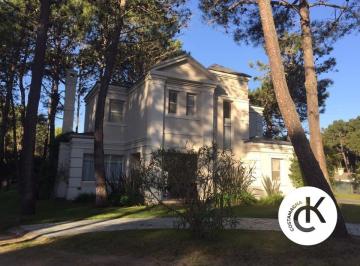 Casa de 5 ambientes, Pinamar · Casa en Alquiler Temporada 2027 | Pinamar Norte | Piscina Climatizada | 5 Ambientes