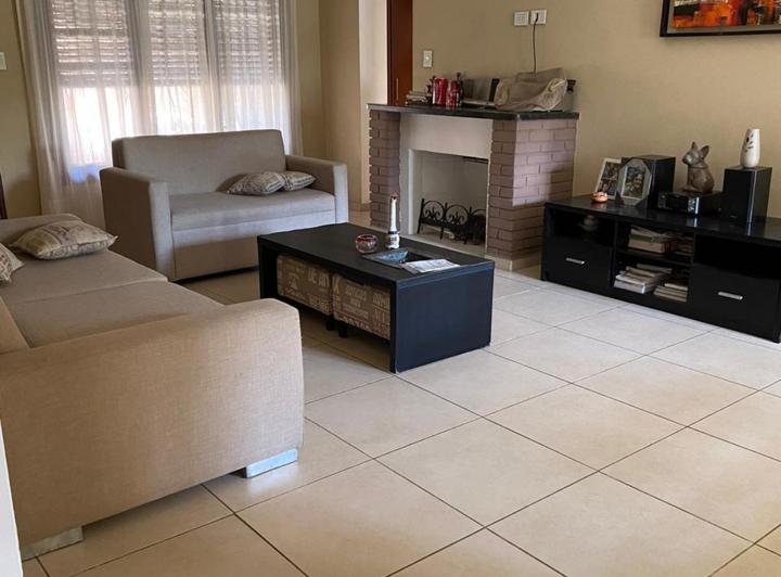 Casa · 254m² · 5 Ambientes · 1 Cochera