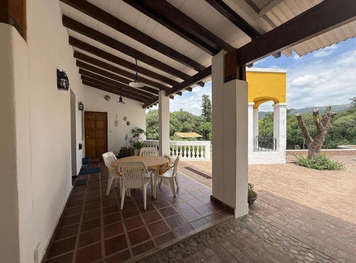 Casa · 270m² · 4 Dormitorios · 6 Cocheras