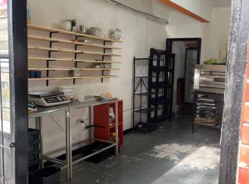 Local comercial de 1 ambiente, Villa del Parque · Alquiler Local Llavallol 2476 - Villa del Parque