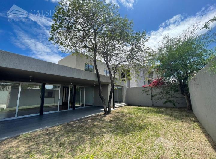 Casa · 194m² · 3 Dormitorios · 2 Cocheras
