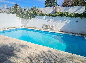 Casa · 246m² · 5 Ambientes · 2 Cocheras · Casa en Alquiler 4 Dorm. 3 Baños! en Pilar