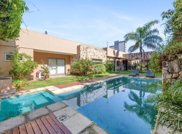 Casa · 281m² · 5 Ambientes · 2 Cocheras · Venta - Casa de 5 Ambientes con Jardín y Pileta en Bernal
