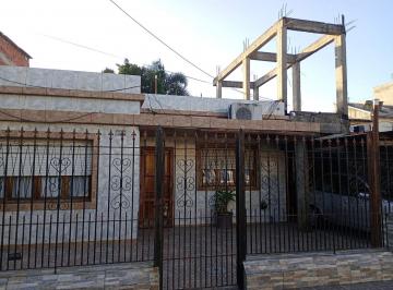 Casa · 3 Ambientes · 1 Cochera · Venta Casa en Isidro Casanova
