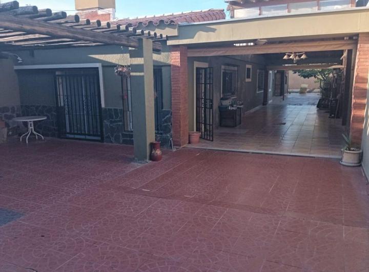 Casa · 170m² · 8 Ambientes · 3 Cocheras