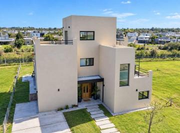 Casa · 200m² · 5 Ambientes · Casa en Venta en Puertos, Escobar, G. B. a. Zona Norte