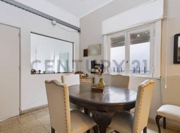 Casa · 11m² · 5 Ambientes · 1 Cochera · Casa en Tolosa con Amplio Patio, Parrilla y Excelente Conectividad