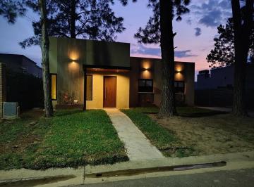 Casa · 102m² · 4 Ambientes · 3 Cocheras · Hermosa Casa en Alquiler en Nueva Zelaya