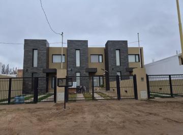 PH · 180m² · 3 Ambientes · 1 Cochera · En Venta Dúplex en Pozo Barrio Perticone - Centenario
