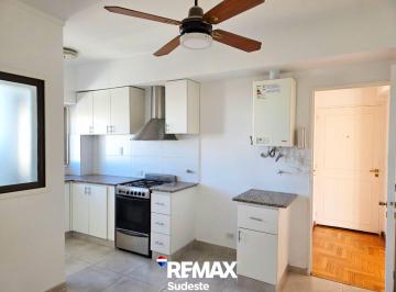 Departamento · 96m² · 5 Ambientes · 1 Cochera · Alquiler, Impecable Depto con Cochera en El Centro