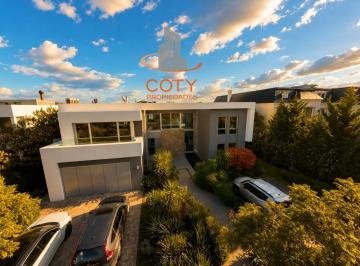 Casa · 784m² · 8 Ambientes · 2 Cocheras · Nordelta Barrio El Golf - Venta Casa con Espectacular Vista Al Lago Central y Muelle Propio