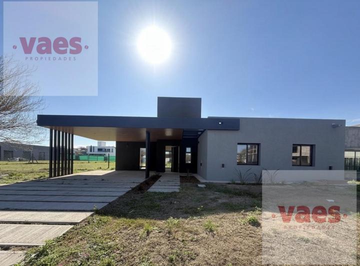 Casa · 136m² · 4 Ambientes · 2 Cocheras