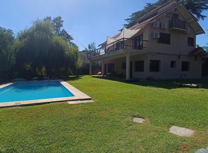 Casa · 300m² · 6 Ambientes · 4 Cocheras