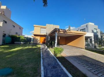 Casa · 220m² · 4 Ambientes · 2 Cocheras · Venta Casa Barrio Privado La Joaquina
