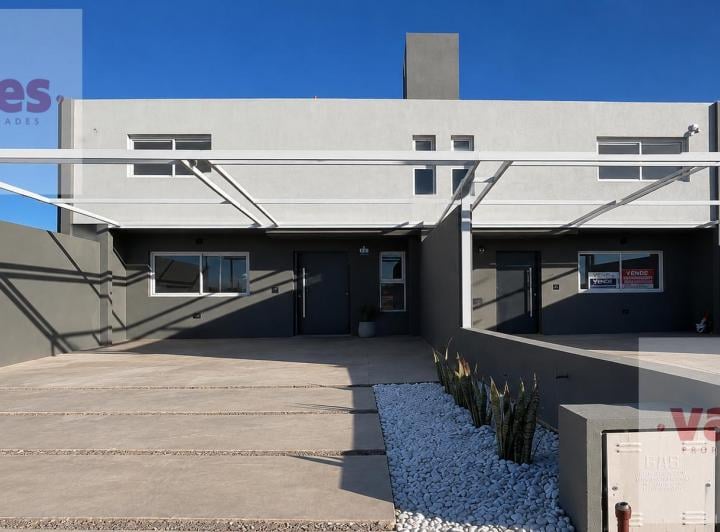 Casa · 180m² · 4 Ambientes · 2 Cocheras