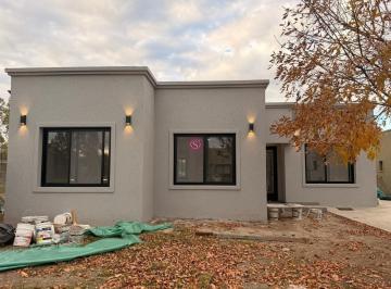 Casa · 143m² · 5 Ambientes · 2 Cocheras · Casa en Venta en Santa Lucía, Pilar del Este, Pilar
