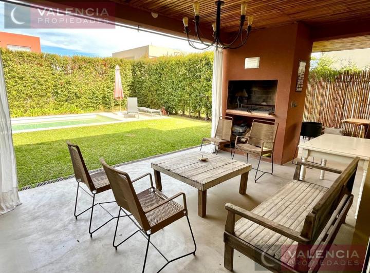Casa · 130m² · 5 Ambientes · 2 Cocheras