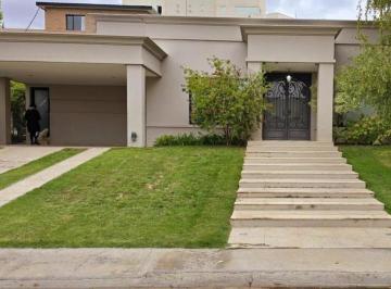 Casa de 5 ambientes, Neuquén · Casa Premium en Bocahue | 953 m² de Terreno | Piscina Climatizada | Quincho