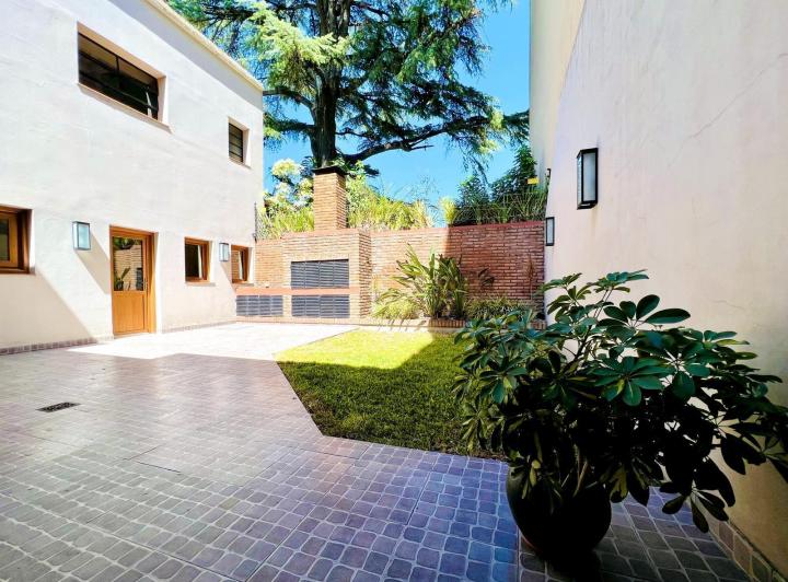 Casa · 240m² · 6 Ambientes · 1 Cochera