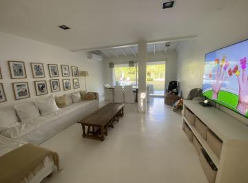 Casa · 240m² · 6 Ambientes · 3 Cocheras · Casa en Alquiler Anual