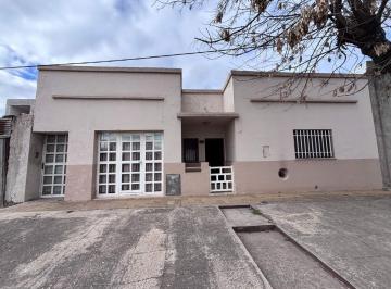 Casa · 197m² · 4 Ambientes · 1 Cochera · Casa en Venta en Pergamino con Patio
