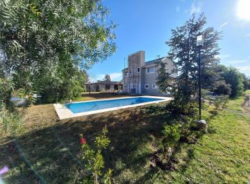 Casa · 70m² · 3 Ambientes · 1 Cochera · Venta Casa 3 Ambientes con Cochera y Pileta - Barrio Alamos de Yei Pora