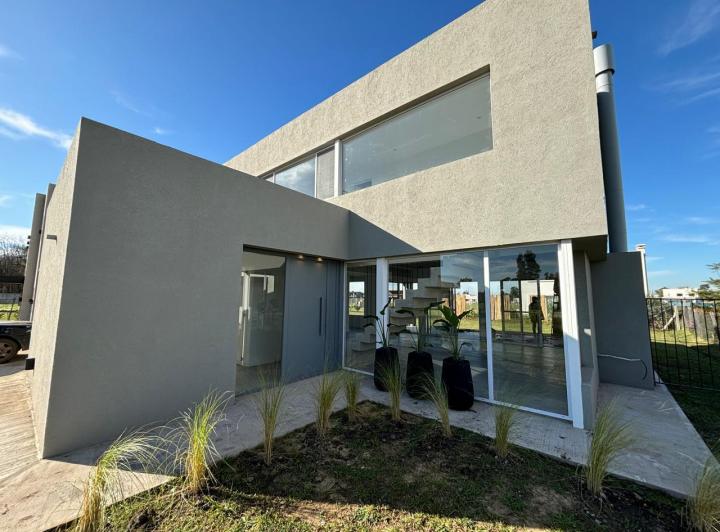 Casa · 200m² · 6 Ambientes