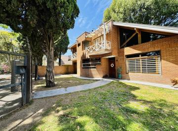 Casa · 204m² · 4 Ambientes · 3 Cocheras · Venta de Casa 4 Ambientes con Piscina en Ranelagh Apto Crédito