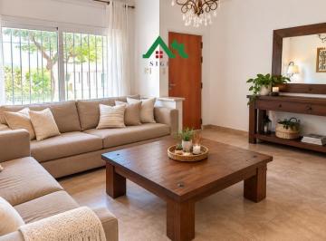 Casa · 149m² · 4 Ambientes · Casa en Venta de 3 Dorm. en Barrio Alejandro Centeno Apta Credito