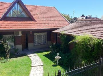 Casa · 144m² · 3 Ambientes · 1 Cochera · Venta Casa en Sourigues con Pileta, Patio y Cochera