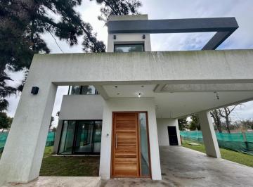 Casa · 245m² · 4 Ambientes · 2 Cocheras · Casa en Venta Cuatro Ambientes con Piscina