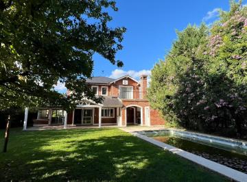 Casa · 246m² · 6 Ambientes · 2 Cocheras · Alquiler Casa en Bo Septiembre con Piscina