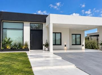Casa · 160m² · 4 Ambientes · 2 Cocheras · Casa en Venta en Lagos de Canning