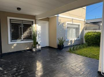 Casa · 108m² · 3 Ambientes · 1 Cochera · Venta Casa 3 Amb con Cochera y Piscina, Quilmes