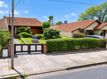 Casa de 5 ambientes, Almirante Brown · Chalet Sobre Amplio Lote de 889 m² en Adrogué