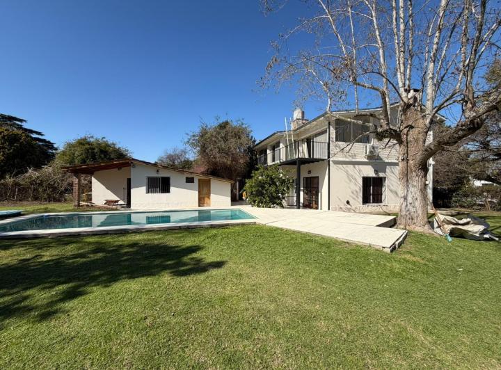 Casa · 300m² · 5 Ambientes · 2 Cocheras