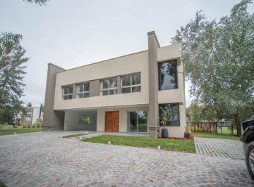 Casa · 400m² · 10 Ambientes · 10 Cocheras · Venta Casa a Estrenar 5 Dorm. Country Club Miralagos