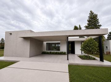 Casa · 161m² · 8 Ambientes · 2 Cocheras · Casa en Venta en Miralagos de 3 Dorm. Mas Escritorio - Llave en Mano