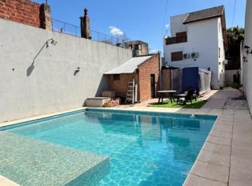 Casa · 180m² · 4 Ambientes · 1 Cochera · Casa 4 Ambientes con 180 m² Cubiertos, Quincho, Pileta y Garage Pasante - Ciudadela