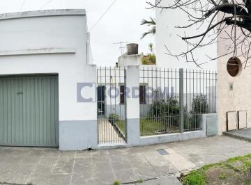 Casa · 110m² · 3 Ambientes · 1 Cochera · Venta de Casa en Lanús Oeste con Jardín Al Frente y Garage