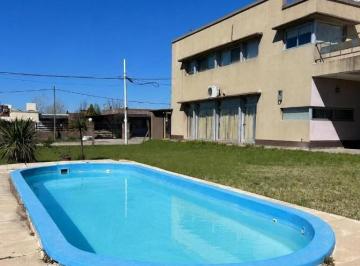 Casa · 252m² · 6 Ambientes · 2 Cocheras · Casa de Tres Dorm. en Venta, Pileta, Cochera Doble