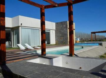 Casa · 400m² · 8 Ambientes · 1 Cochera · Casa - Cipolletti